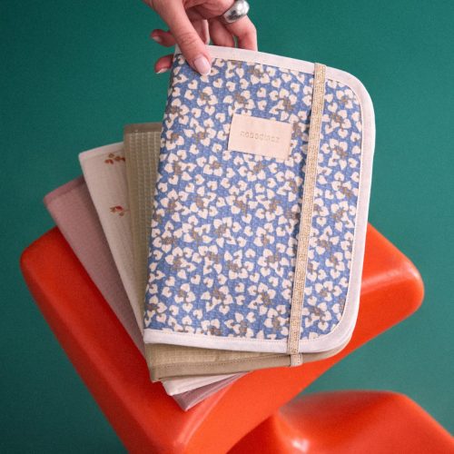 Protège carnet de santé en coton bio NID D'ABEILLE nouveauté nobodinoz officiel ile de la reunion 974 livraison sainte marie st pierre boutique bébé et puericulture 974
