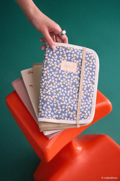 Protège carnet de santé en coton bio NID D'ABEILLE nouveauté nobodinoz officiel ile de la reunion 974 livraison sainte marie st pierre boutique bébé et puericulture 974
