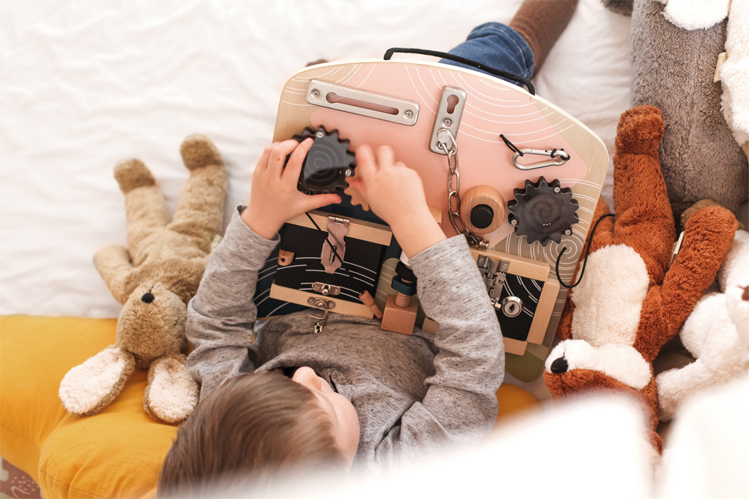 Planche de motricité Serrures et rotations EN BOIS boutique de jouets pour enfants saint pierre 97410 reunion livraison 974