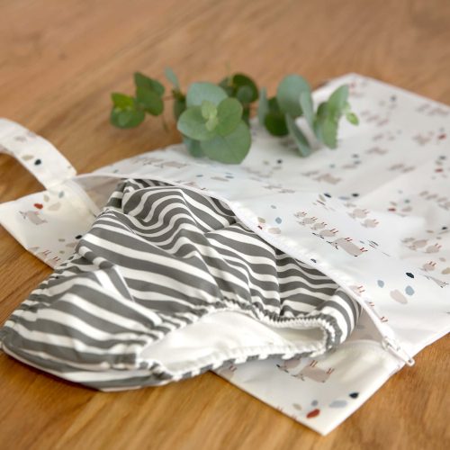 Lot de 2 sacs pour linges sales étanches sac à lingettes ou couches lavables rentrée des classes magasin enfant à st pierre 97410 Duparc Sainte Marie 97438 livraison la réunion 974 revendeur LASSIG