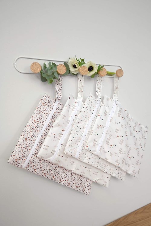 Lot de 2 sacs pour linges sales étanches sac à lingettes ou couches lavables rentrée des classes magasin enfant à st pierre 97410 Duparc Sainte Marie 97438 livraison la réunion 974 revendeur LASSIG