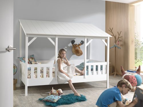 lit pour enfant en bois en forme de cabane