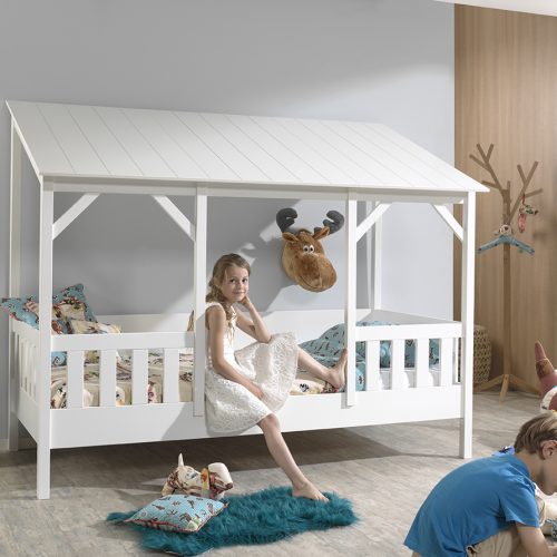 lit pour enfant en bois en forme de cabane