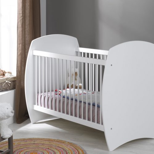 berceau chic blanc aux courbes arrondies