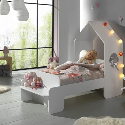 lit enfant avec tête de lit en forme de cabane fille