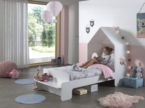 lit enfant avec tête de lit en forme de cabane déco