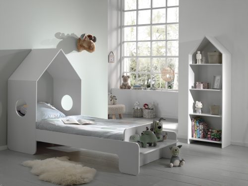 chambre avec lit enfant avec tête de lit en forme de cabane